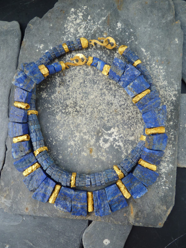 "Aurea terrae" - 2014 - Colliers lapis brut, bronze doré à l’or fin 30 ex ( variante) - © Cipango Éditions