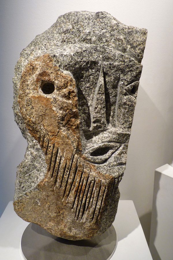 Jean-Yves GOSTI - "Janus au masque" - 2011 - granit (recto) - 61 x 35 x 27 cm