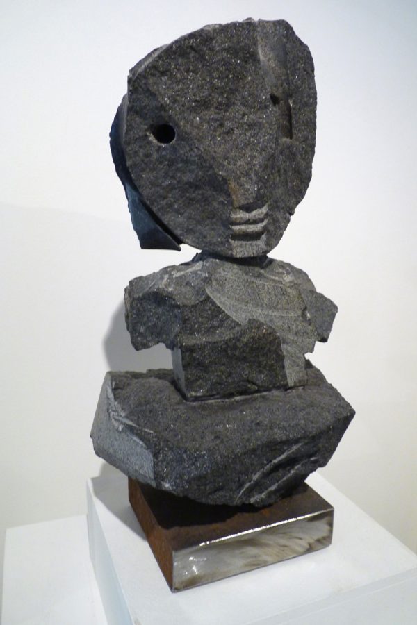 Jean-Yves GOSTI - "Janus sur son nuage " - 2016 - Assemblage de granit noir - 35 x 19 x 20 cm