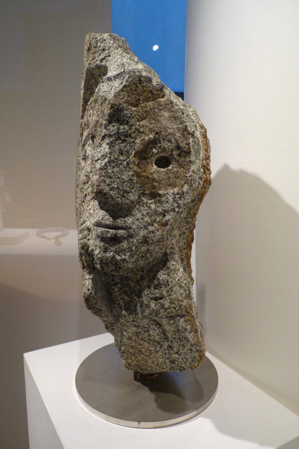 Jean-Yves GOSTI - "Janus au masque" - 2011 - granit (recto) - 61 x 35 x 27 cm