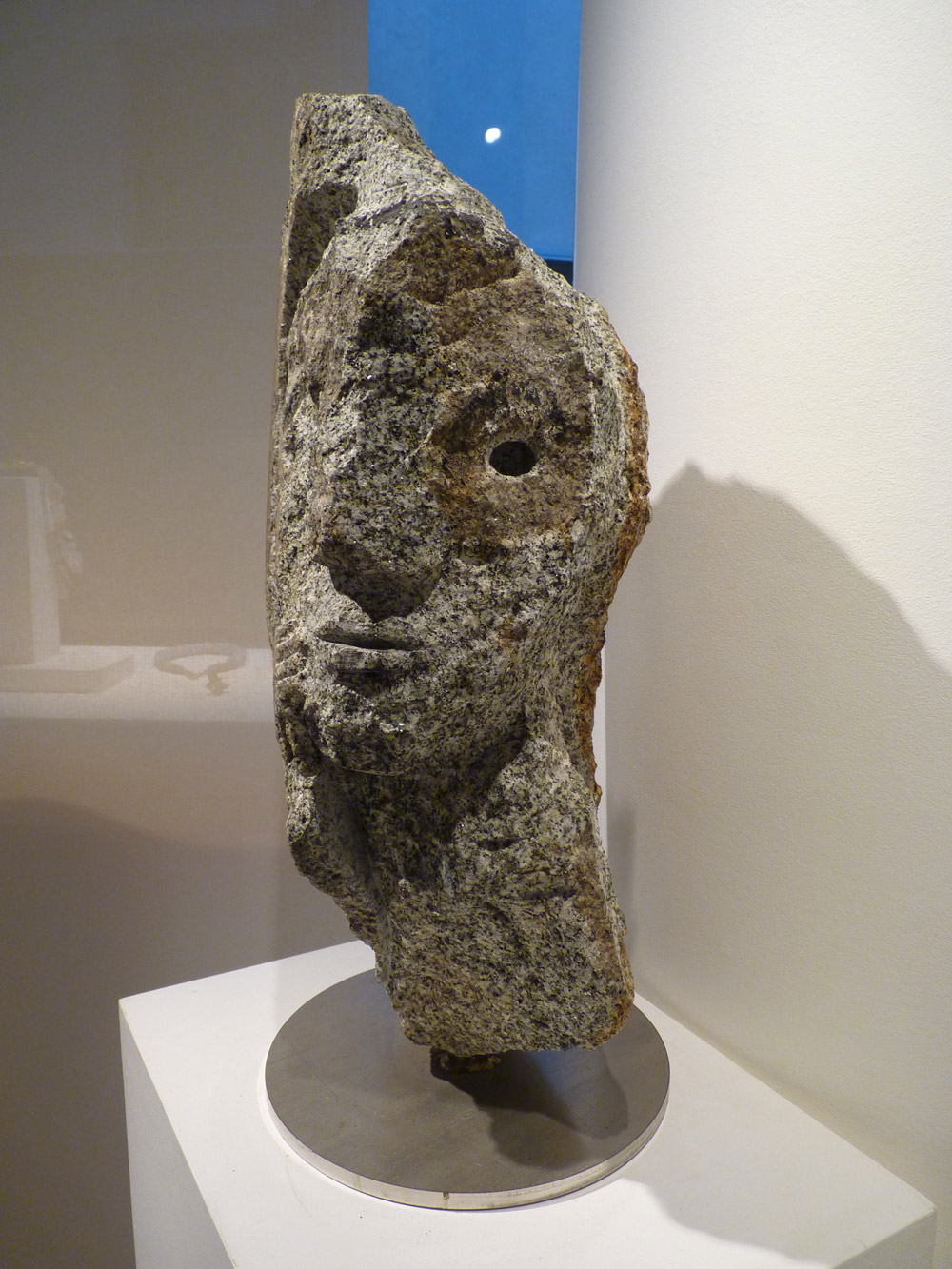 Jean-Yves GOSTI - "Janus au masque" - 2011 - granit (recto) - 61 x 35 x 27 cm