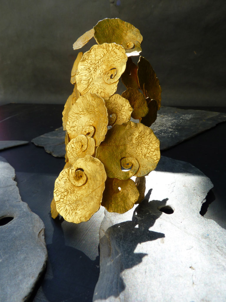 Manchette sculpture « Atoll » 2013 bronze doré à l’or fin. Pièce unique - Christophe Tissot