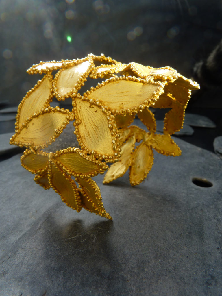 Manchette sculpture « Feuilles pétales » motifs 1995 - Bronze doré à l’or fin Édition limitée - 30 ex (variante) Christophe Tissot