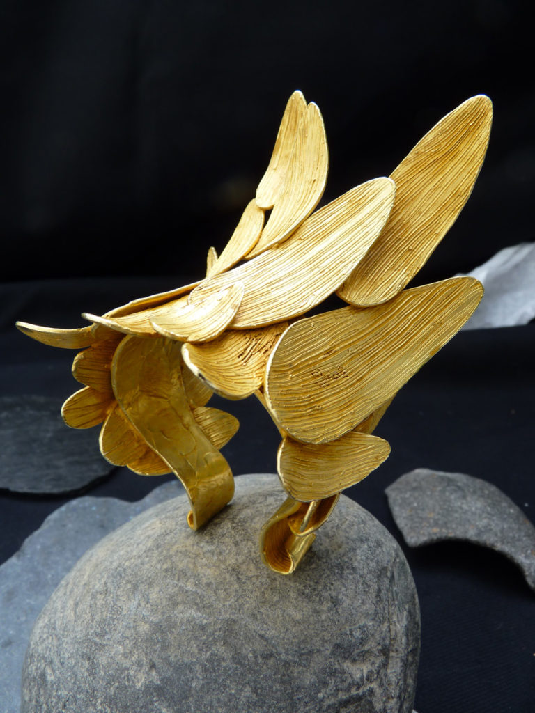 Manchette sculpture « Casoar » 2012 bronze doré à l’or fin 12 ex - 3 EA Christophe Tissot