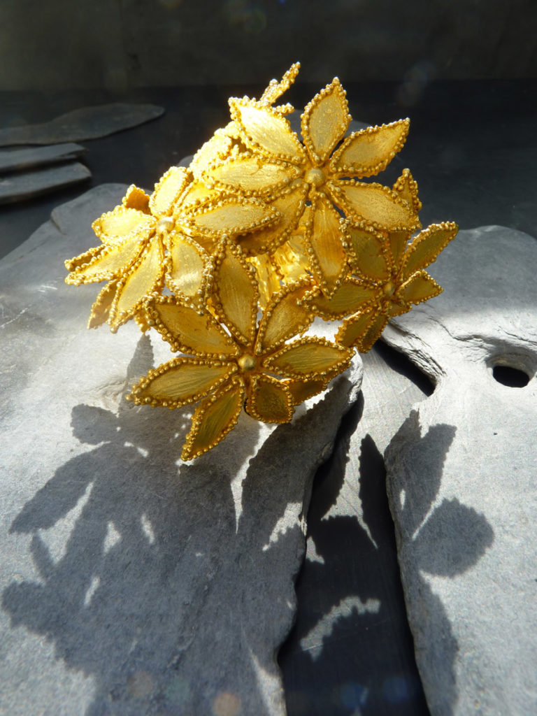 Grande manchette sculpture ‘’ Feuilles étoilées ‘’ motifs 1995, bronze doré à l’or fin Édition limitée - 12 ex (variante)- Christophe Tissot