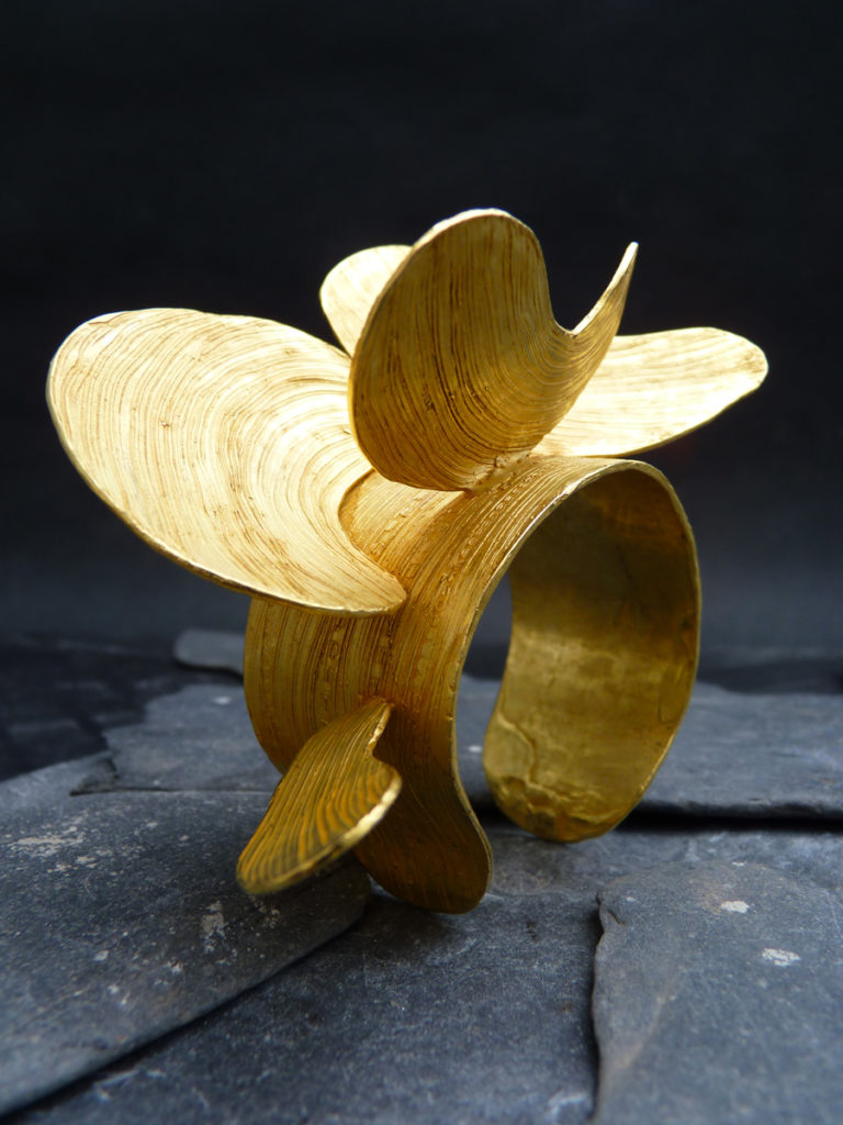 Manchette sculpture 2012 série « nuage » bronze doré à l’or fin - daté 2.V.2012 Pièce unique - Christophe Tissot