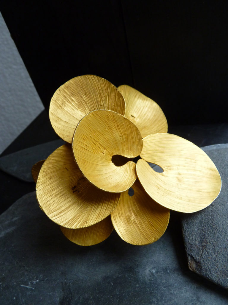 Manchette sculpture 2012 série nymphéa - bronze doré à l’or fin - Pièce unique datée et signée 22.IX.2012 Christophe Tissot