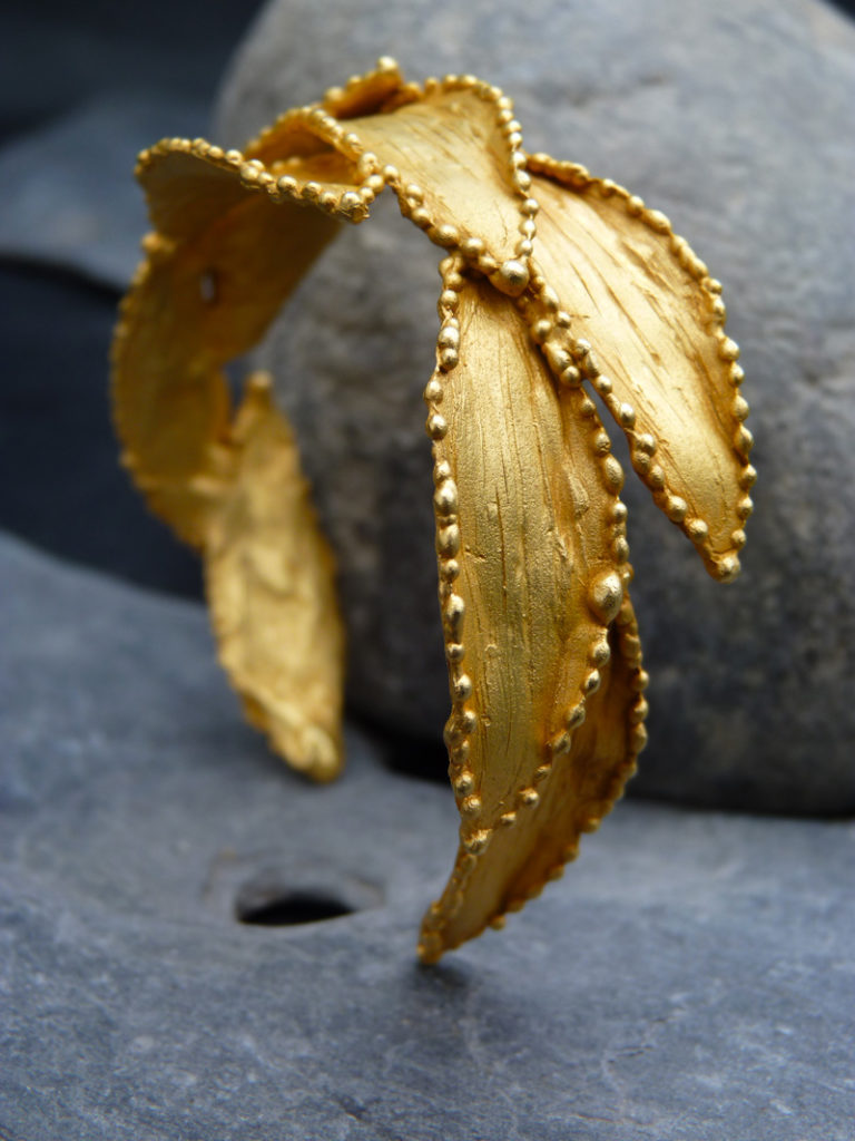 Petite manchette sculpture 2012 « Dewdrop » - bronze doré à l’or fin Pièce unique - Christophe Tissot